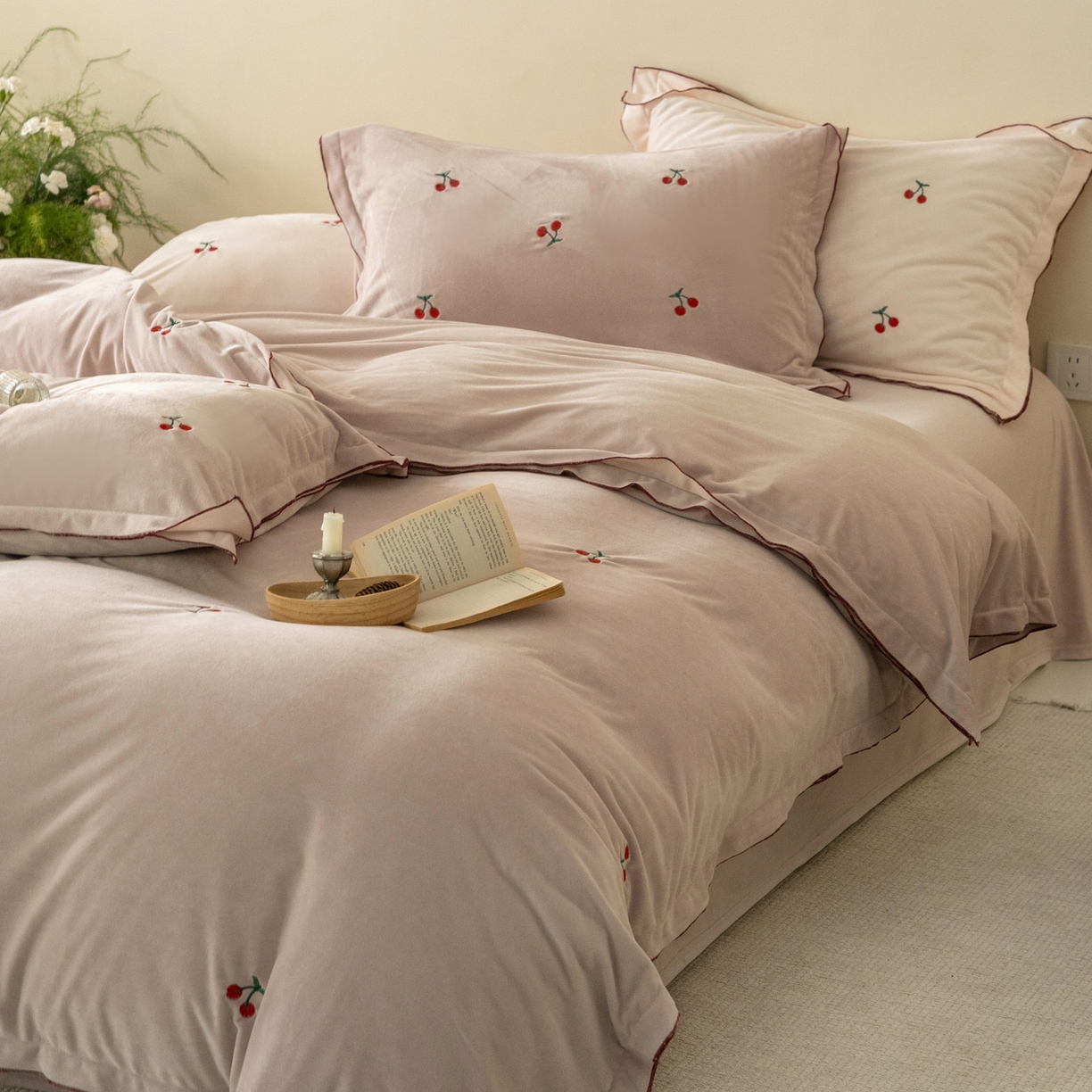 91家纺网 家纺一手货源 找家纺 （总）华超针织 2025新款宝宝绒密拷边刺绣四件套 （会员-20）