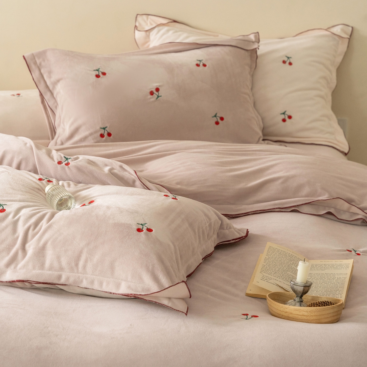 91家纺网 家纺一手货源 找家纺 （总）华超针织 2025新款宝宝绒密拷边刺绣四件套 （会员-20）