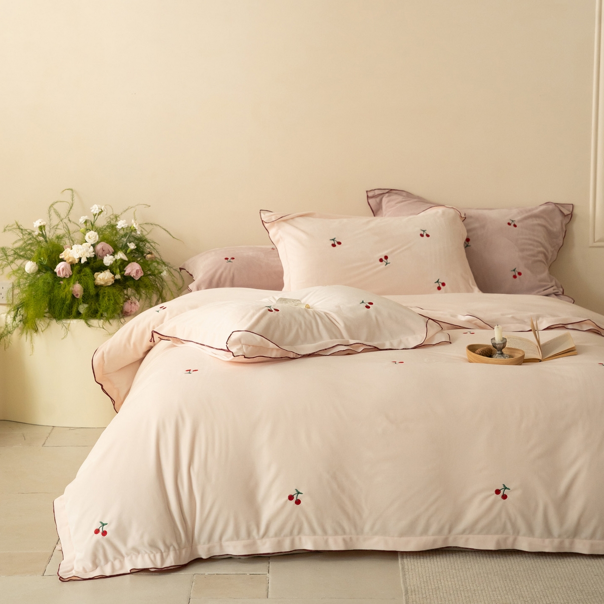 91家纺网 家纺一手货源 找家纺 华超针织 2025新款宝宝绒密拷边刺绣四件套 （会员-20） 初樱粉黛