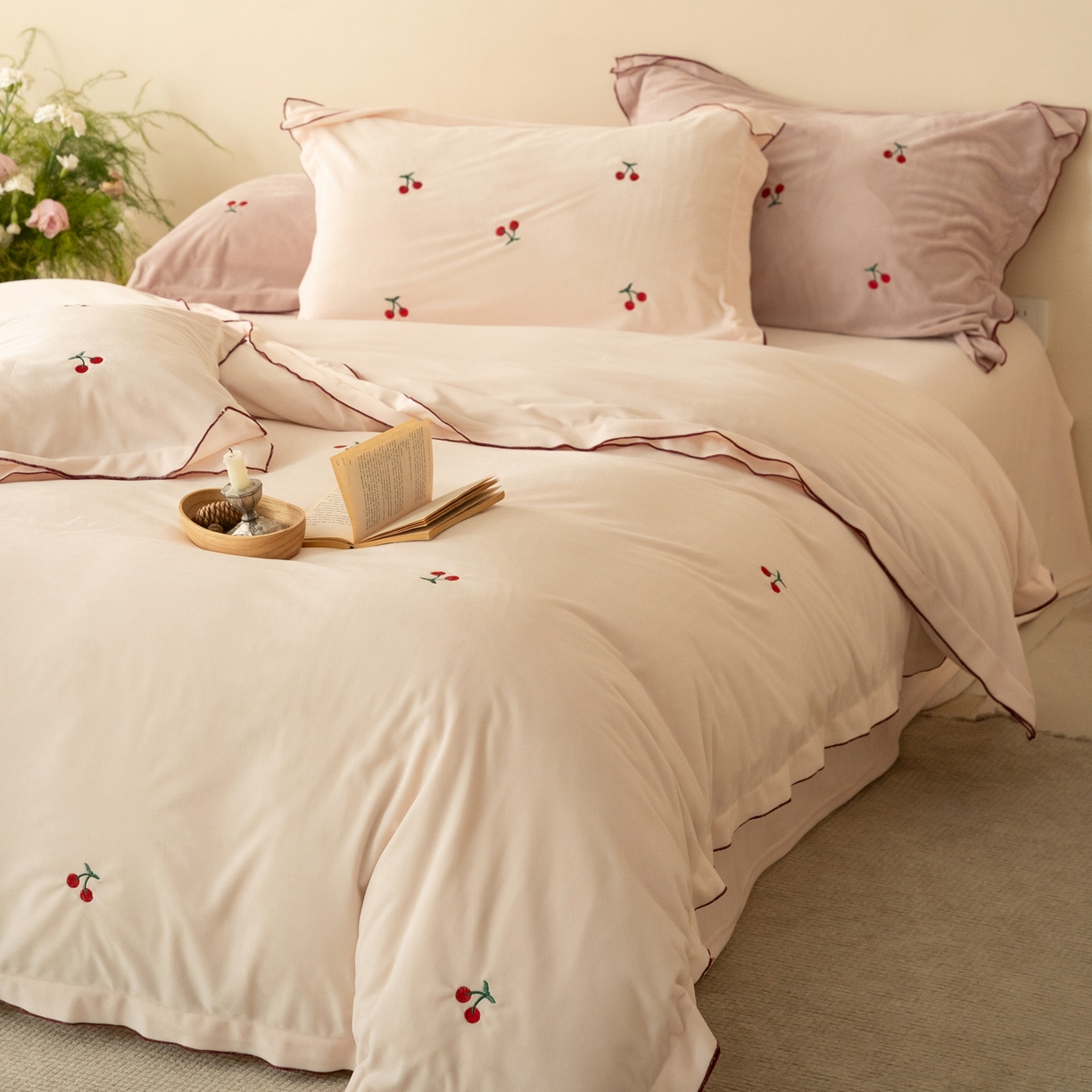 91家纺网 家纺一手货源 找家纺 华超针织 2025新款宝宝绒密拷边刺绣四件套 （会员-20） 初樱粉黛