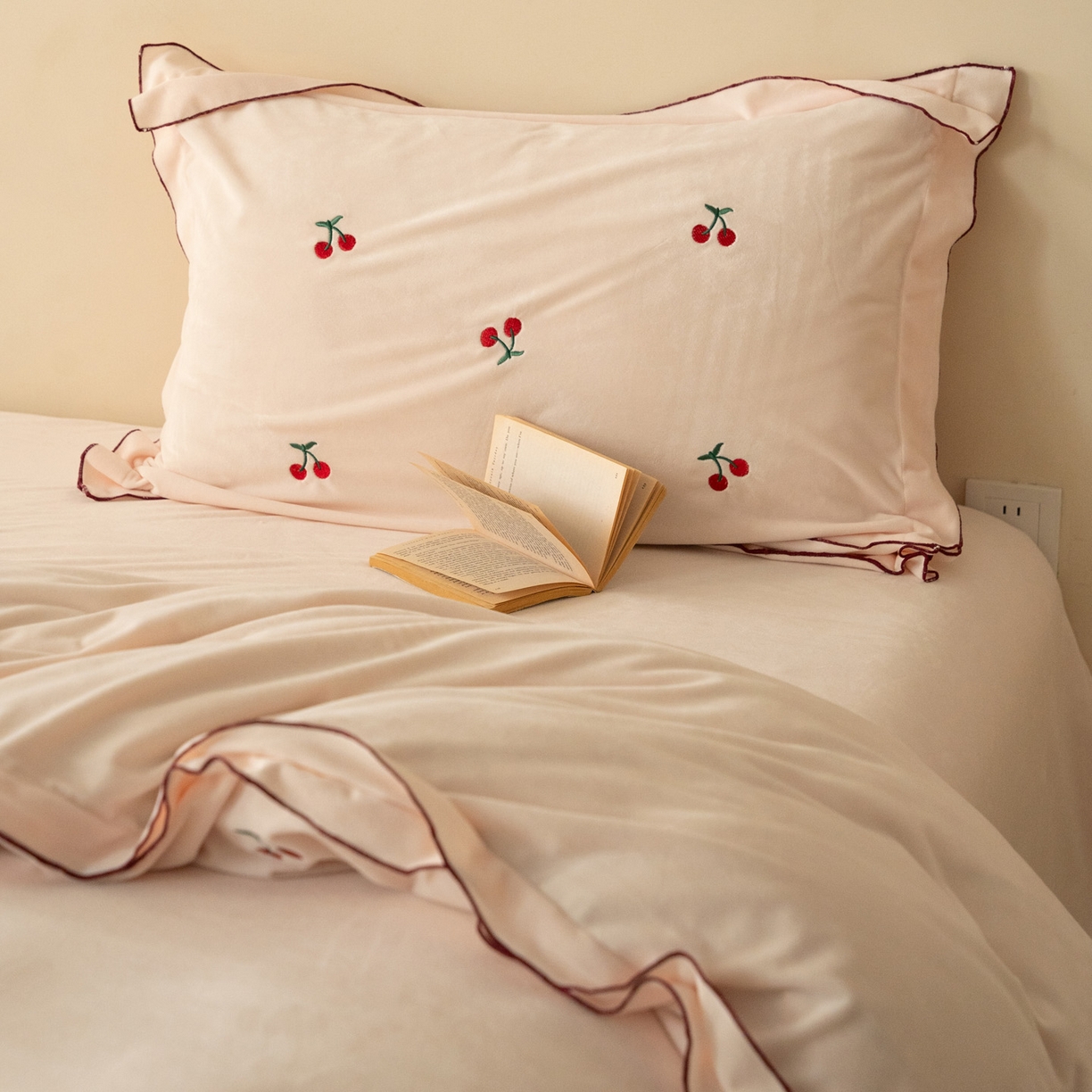 91家纺网 家纺一手货源 找家纺 华超针织 2025新款宝宝绒密拷边刺绣四件套 （会员-20） 初樱粉黛