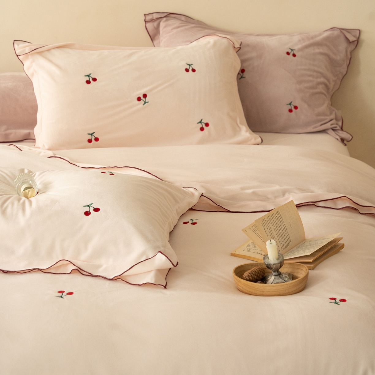 91家纺网 家纺一手货源 找家纺 华超针织 2025新款宝宝绒密拷边刺绣四件套 （会员-20） 初樱粉黛