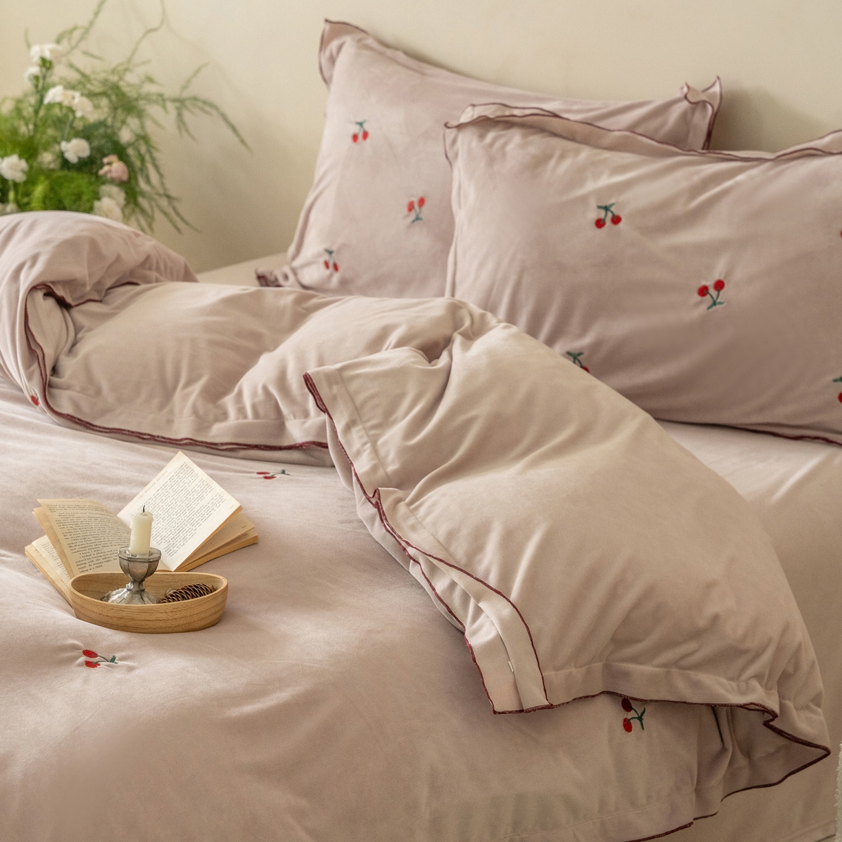 91家纺网 家纺一手货源 找家纺 华超针织 2025新款宝宝绒密拷边刺绣四件套 （会员-20） 初樱琥珀