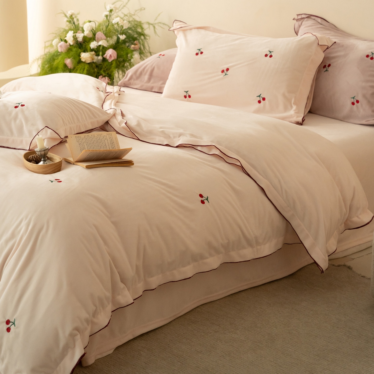 91家纺网 家纺一手货源 找家纺 华超针织 2025新款宝宝绒密拷边刺绣四件套 （会员-20） 初樱粉黛