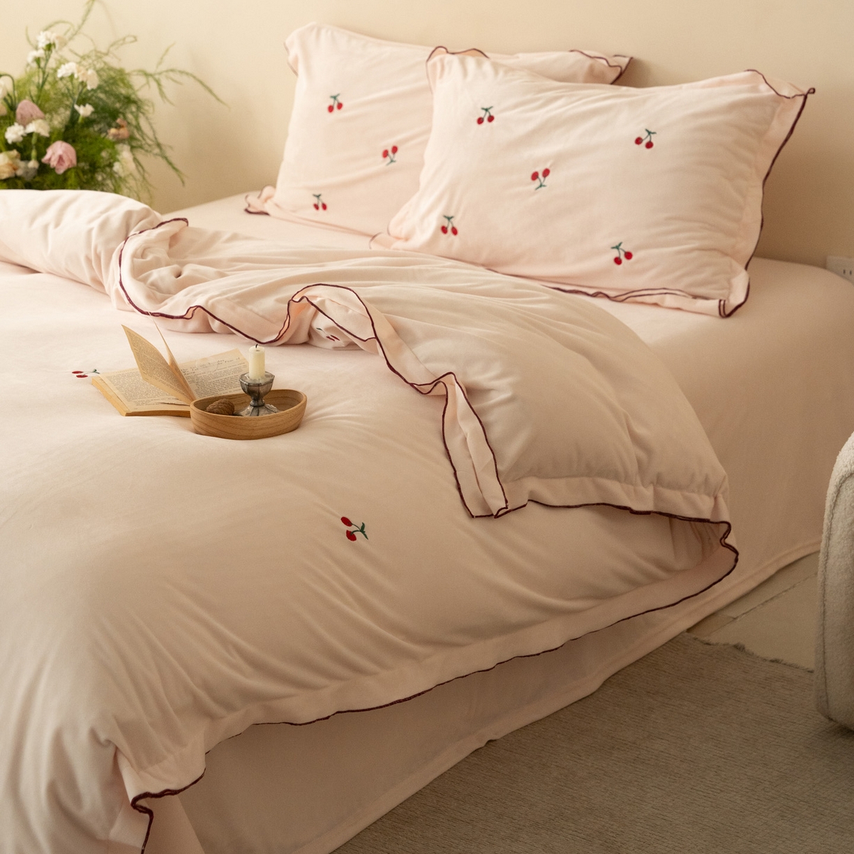 91家纺网 家纺一手货源 找家纺 华超针织 2025新款宝宝绒密拷边刺绣四件套 （会员-20） 初樱粉黛