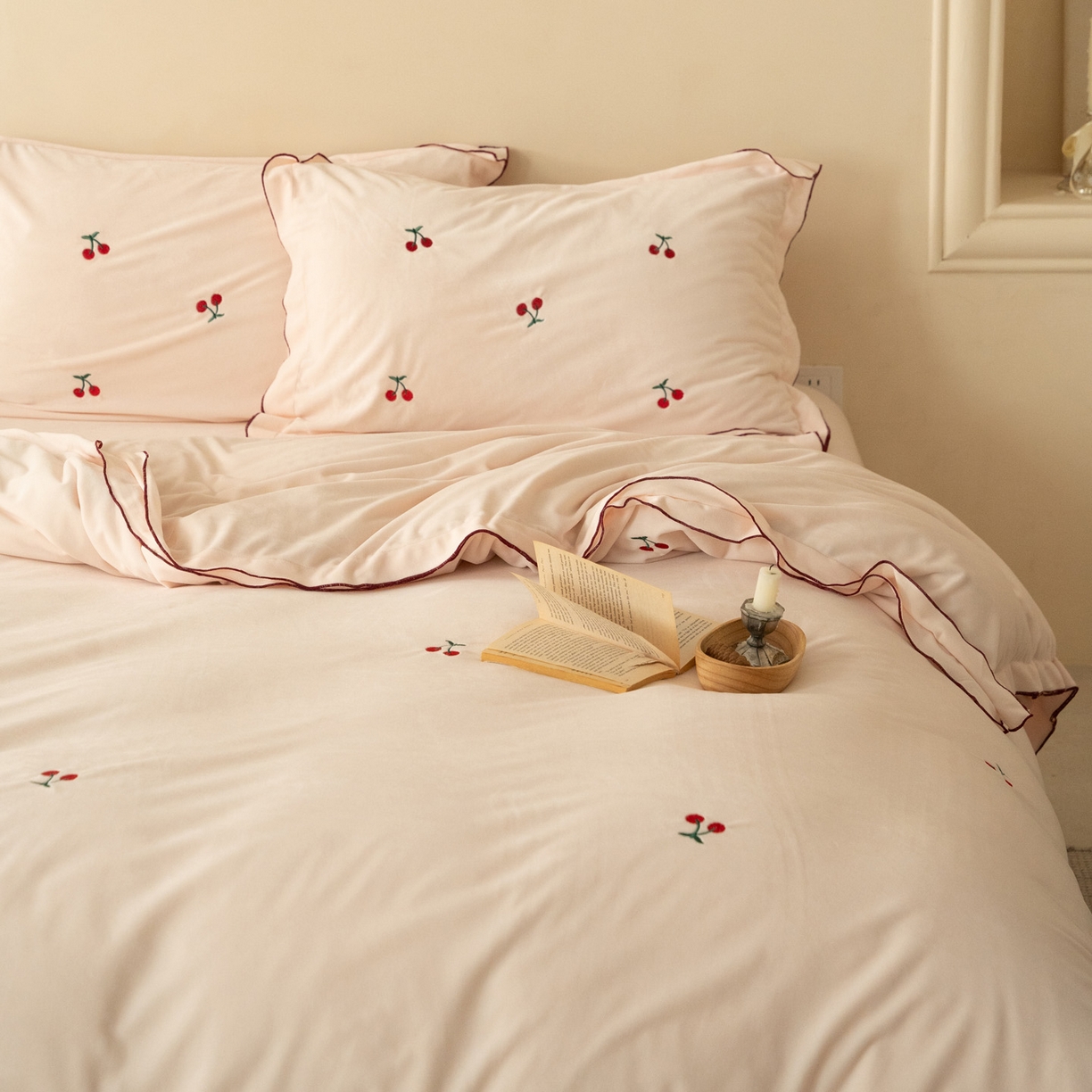 91家纺网 家纺一手货源 找家纺 华超针织 2025新款宝宝绒密拷边刺绣四件套 （会员-20） 初樱粉黛