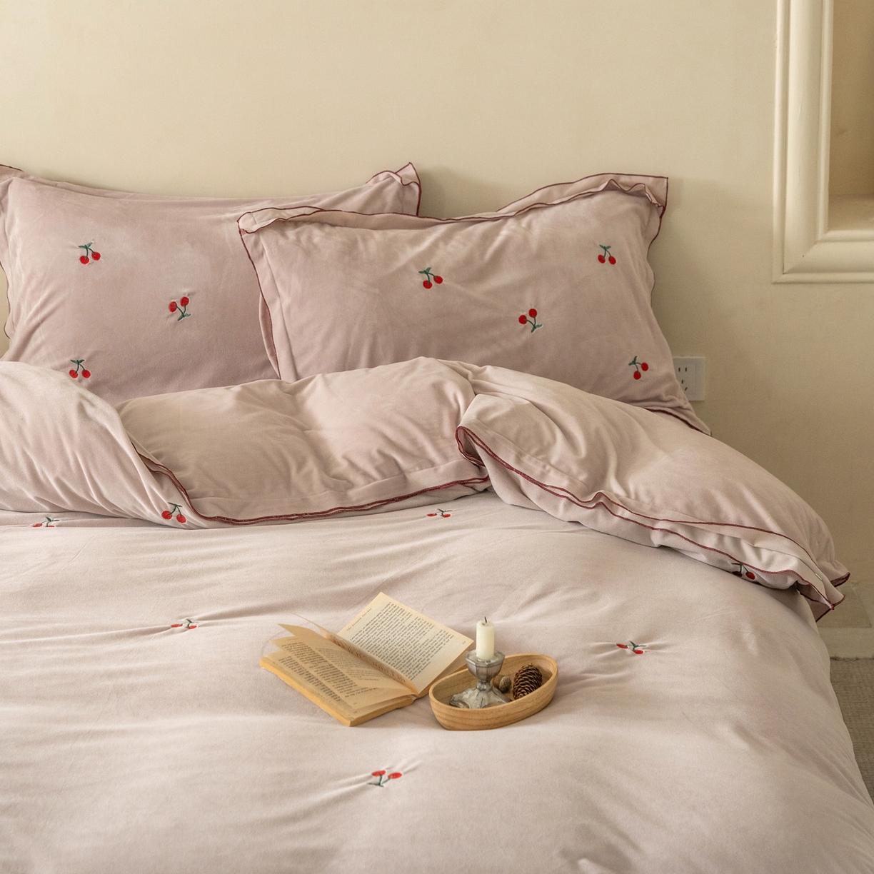 91家纺网 家纺一手货源 找家纺 华超针织 2025新款宝宝绒密拷边刺绣四件套 （会员-20） 初樱琥珀