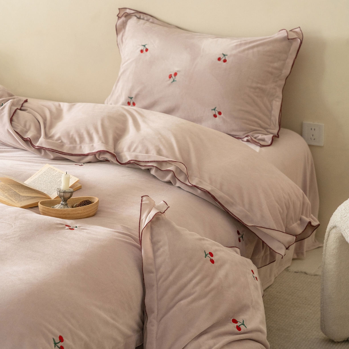 91家纺网 家纺一手货源 找家纺 华超针织 2025新款宝宝绒密拷边刺绣四件套 （会员-20） 初樱琥珀