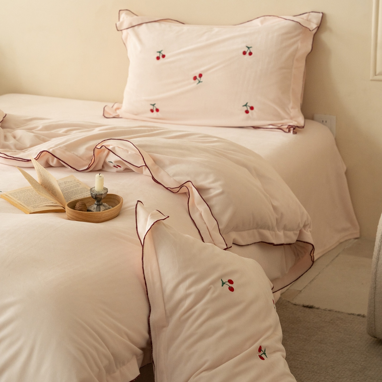 91家纺网 家纺一手货源 找家纺 华超针织 2025新款宝宝绒密拷边刺绣四件套 （会员-20） 初樱粉黛