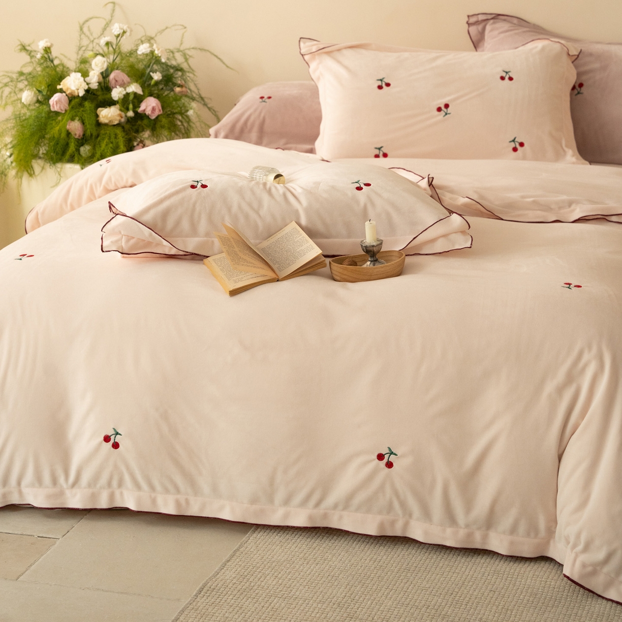 91家纺网 家纺一手货源 找家纺 华超针织 2025新款宝宝绒密拷边刺绣四件套 （会员-20） 初樱粉黛