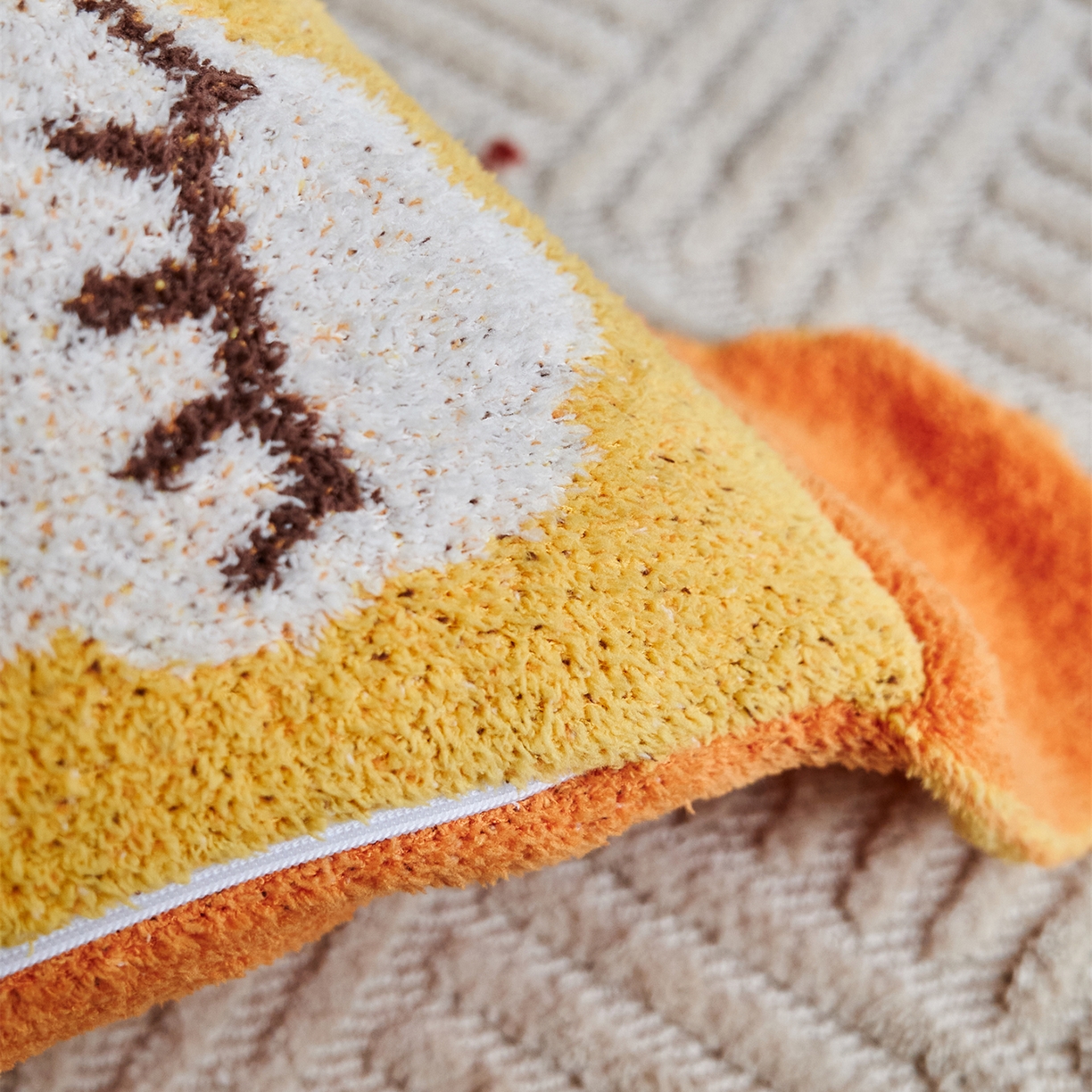 91家纺网 家纺一手货源 找家纺 暖绵绵家纺 2025新款半边绒软糯有趣抱枕含芯-维宁 （最低零售价：小号51元，大号153元） 维宁-大抱枕