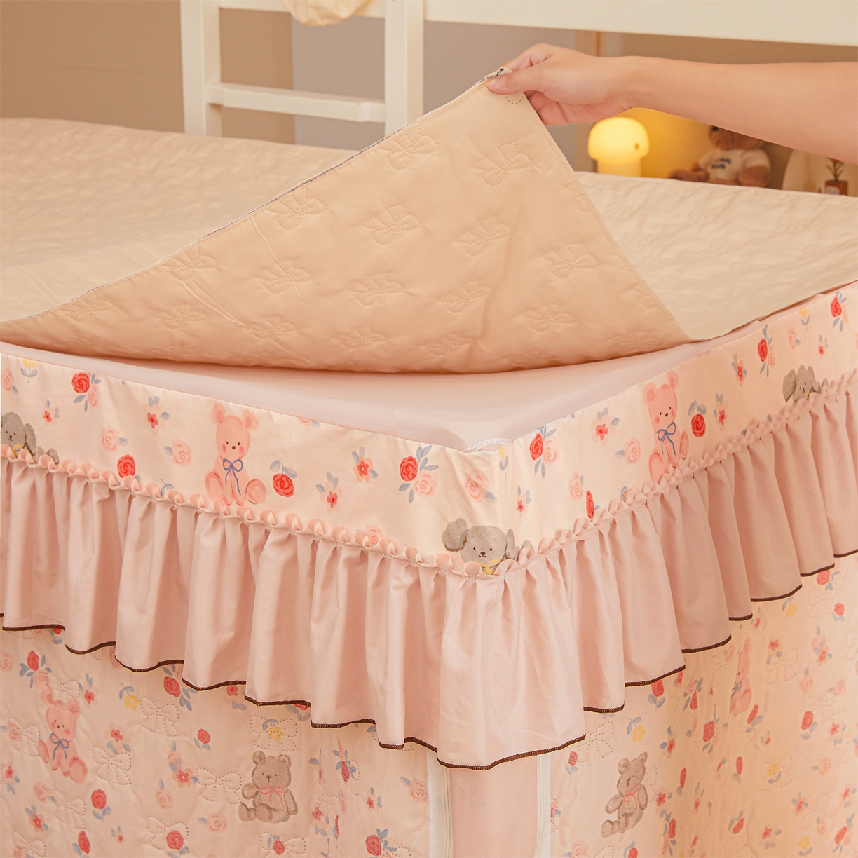 91家纺网 家纺一手货源 找家纺 艾晶美家纺有限公司 2025新款学生宿舍遮光保暖蚊帐夹棉床帘蚊帐大学生宿舍蚊帐 学生夹棉款-玫瑰小熊