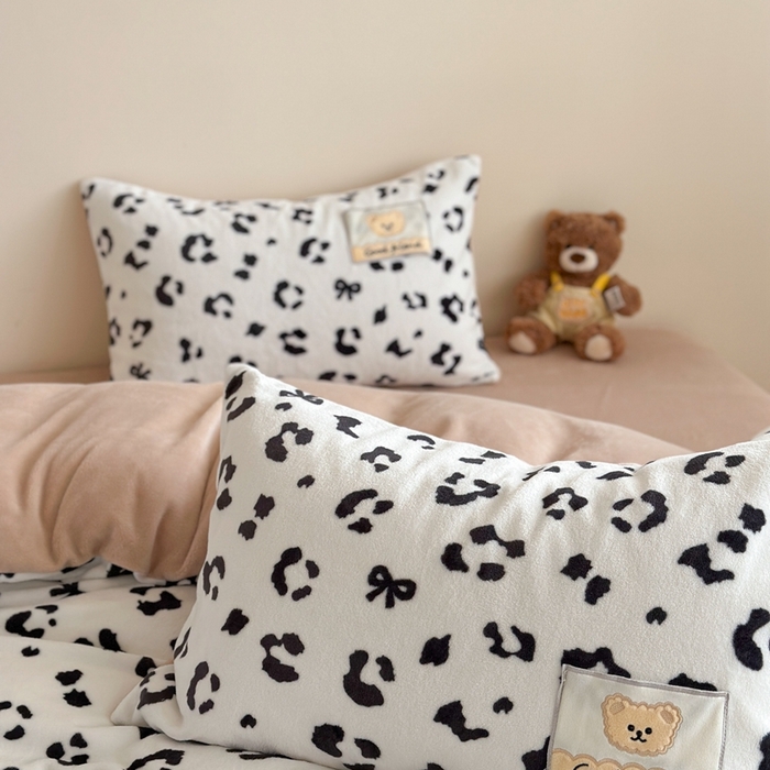 91家纺网 家纺一手货源 找家纺 （总）蜜柚 2025新款高克重牛奶绒数码印花贴布绣玩偶设计四件套