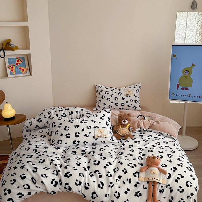 91家纺网 家纺一手货源 找家纺 （总）蜜柚 2025新款高克重牛奶绒数码印花贴布绣玩偶设计四件套