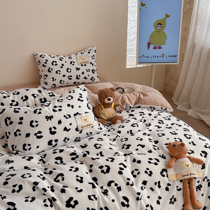 91家纺网 家纺一手货源 找家纺 （总）蜜柚 2025新款高克重牛奶绒数码印花贴布绣玩偶设计四件套