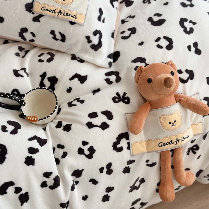 91家纺网 家纺一手货源 找家纺 （总）蜜柚 2025新款高克重牛奶绒数码印花贴布绣玩偶设计四件套