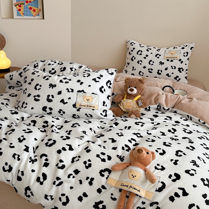 91家纺网 家纺一手货源 找家纺 （总）蜜柚 2025新款高克重牛奶绒数码印花贴布绣玩偶设计四件套