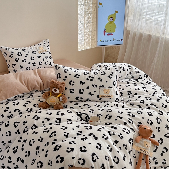 91家纺网 家纺一手货源 找家纺 （总）蜜柚 2025新款高克重牛奶绒数码印花贴布绣玩偶设计四件套