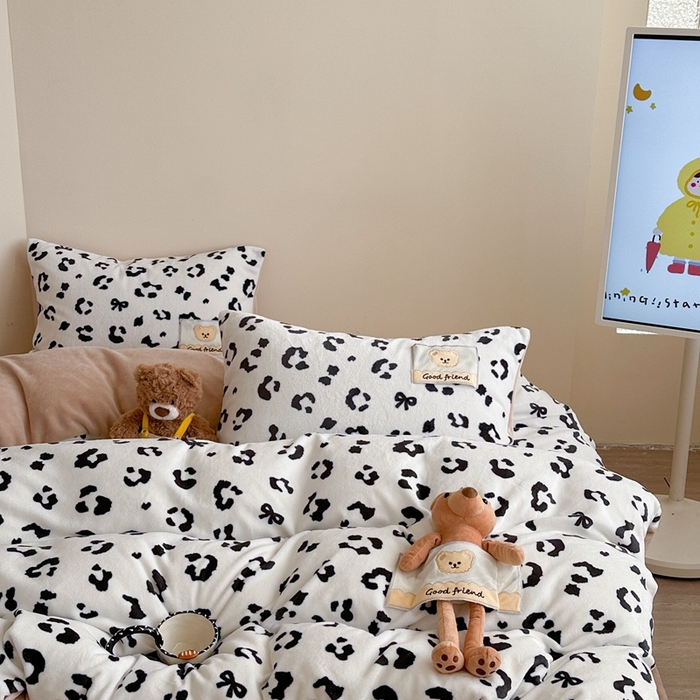 91家纺网 家纺一手货源 找家纺 （总）蜜柚 2025新款高克重牛奶绒数码印花贴布绣玩偶设计四件套