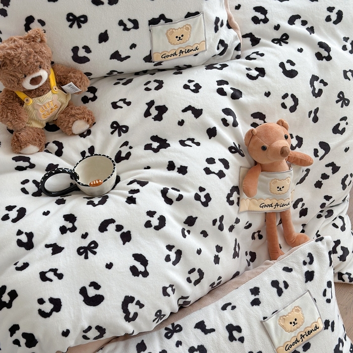 91家纺网 家纺一手货源 找家纺 蜜柚 2025新款高克重牛奶绒数码印花贴布绣玩偶设计四件套 豹纹熊 白咖