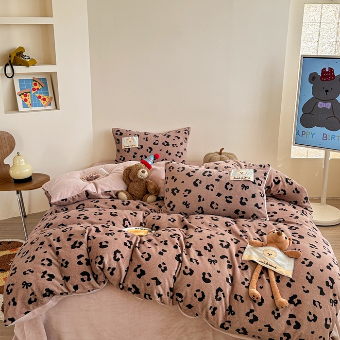 91家纺网 家纺一手货源 找家纺 （总）蜜柚 2025新款高克重牛奶绒数码印花贴布绣玩偶设计四件套