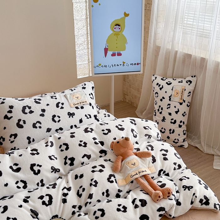 91家纺网 家纺一手货源 找家纺 蜜柚 2025新款高克重牛奶绒数码印花贴布绣玩偶设计四件套 豹纹熊 白咖