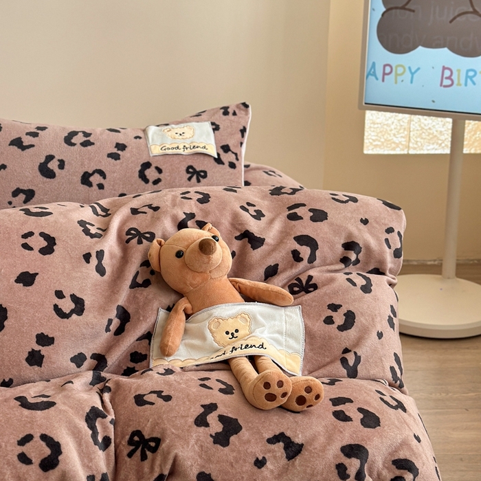 91家纺网 家纺一手货源 找家纺 蜜柚 2025新款高克重牛奶绒数码印花贴布绣玩偶设计四件套 豹纹熊 深咖粉