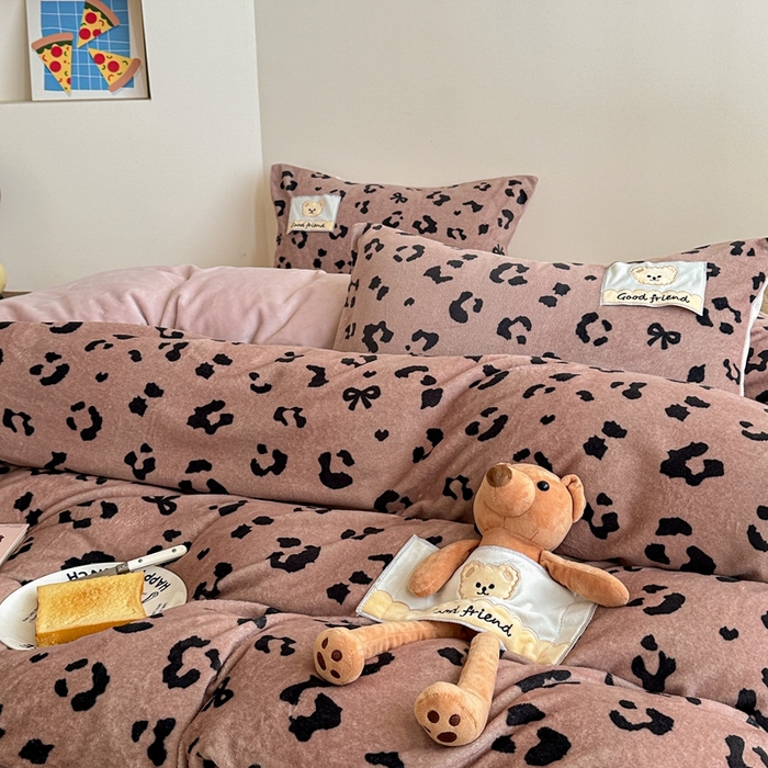 91家纺网 家纺一手货源 找家纺 蜜柚 2025新款高克重牛奶绒数码印花贴布绣玩偶设计四件套 豹纹熊 深咖粉