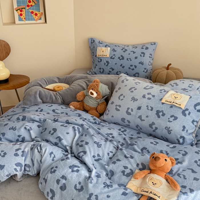 91家纺网 家纺一手货源 找家纺 蜜柚 2025新款高克重牛奶绒数码印花贴布绣玩偶设计四件套 豹纹熊 蓝灰