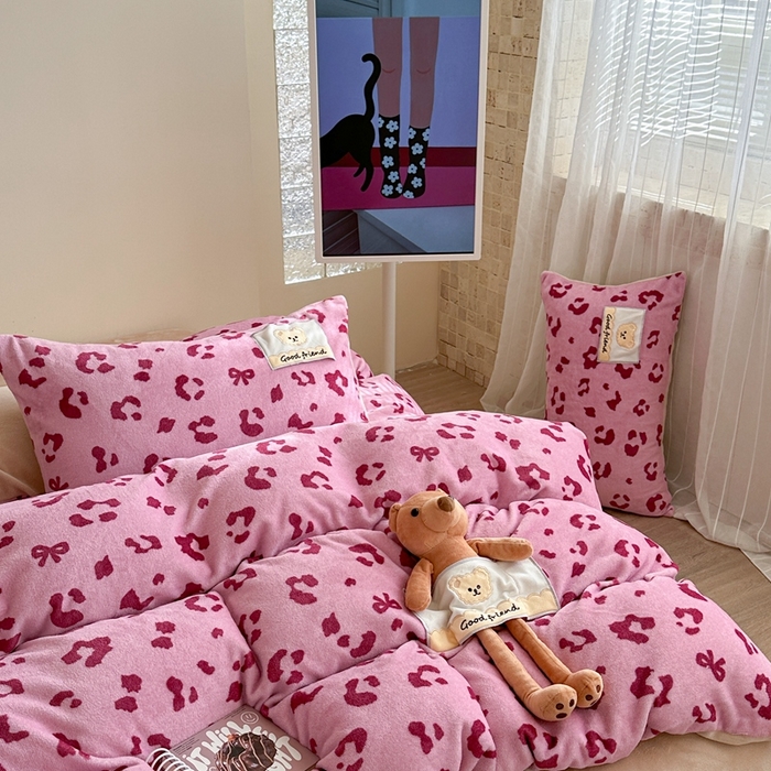 91家纺网 家纺一手货源 找家纺 蜜柚 2025新款高克重牛奶绒数码印花贴布绣玩偶设计四件套 豹纹熊 粉咖