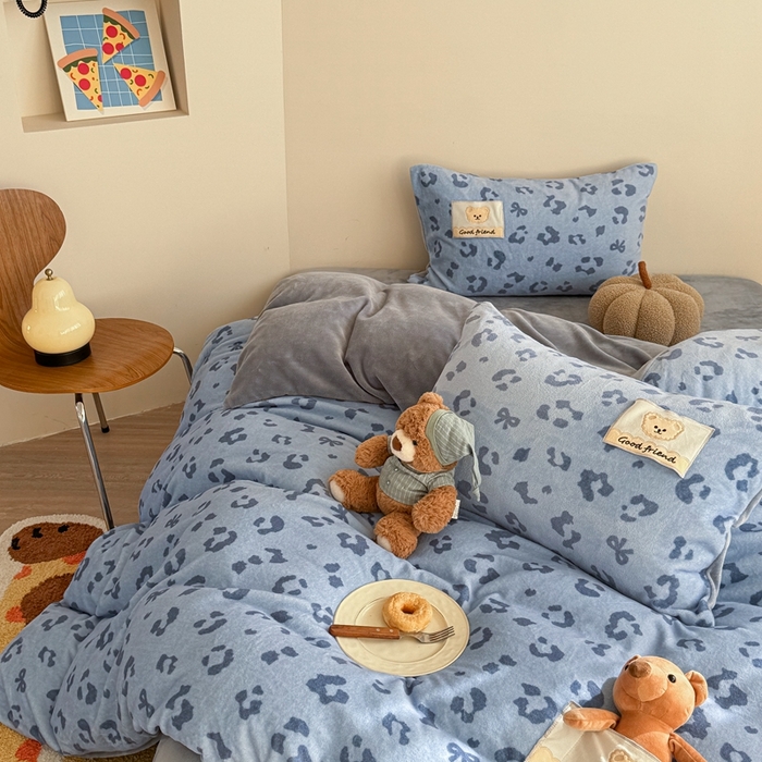 91家纺网 家纺一手货源 找家纺 蜜柚 2025新款高克重牛奶绒数码印花贴布绣玩偶设计四件套 豹纹熊 蓝灰