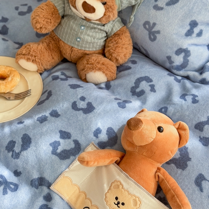 91家纺网 家纺一手货源 找家纺 蜜柚 2025新款高克重牛奶绒数码印花贴布绣玩偶设计四件套 豹纹熊 蓝灰