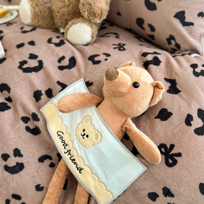 91家纺网 家纺一手货源 找家纺 蜜柚 2025新款高克重牛奶绒数码印花贴布绣玩偶设计四件套 豹纹熊 深咖粉