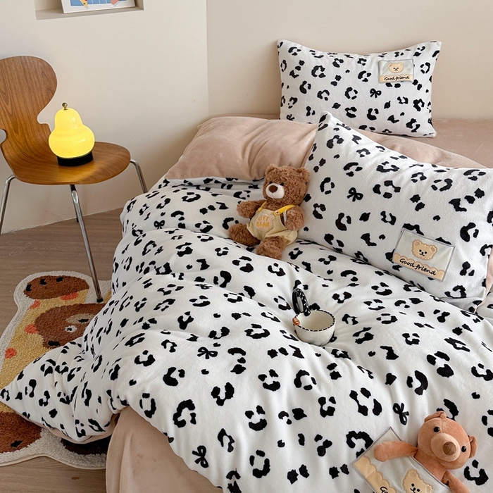 91家纺网 家纺一手货源 找家纺 蜜柚 2025新款高克重牛奶绒数码印花贴布绣玩偶设计四件套 豹纹熊 白咖