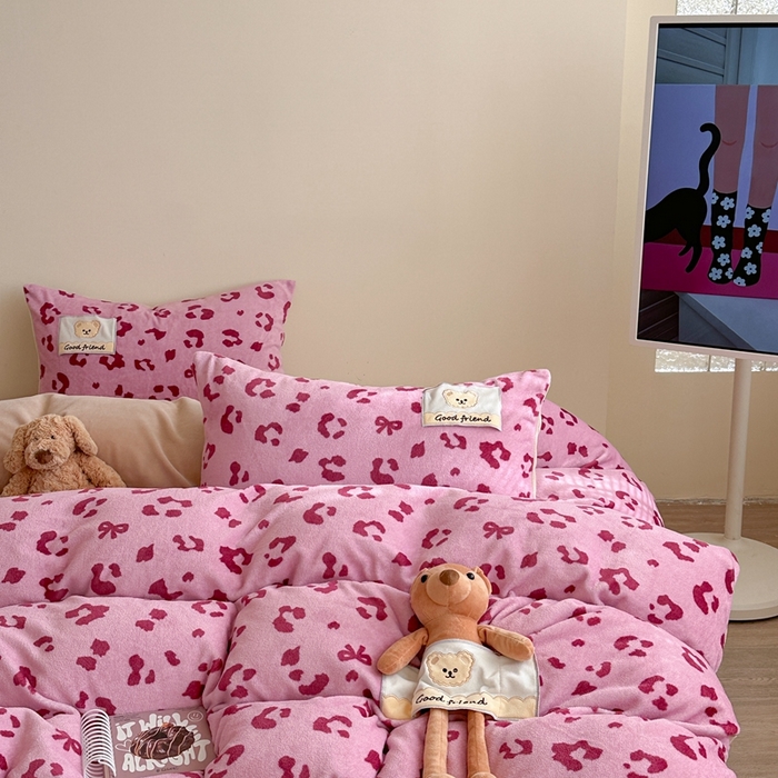 91家纺网 家纺一手货源 找家纺 蜜柚 2025新款高克重牛奶绒数码印花贴布绣玩偶设计四件套 豹纹熊 粉咖