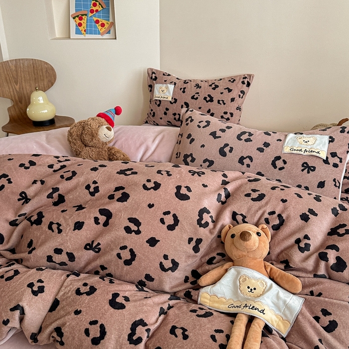 91家纺网 家纺一手货源 找家纺 蜜柚 2025新款高克重牛奶绒数码印花贴布绣玩偶设计四件套 豹纹熊 深咖粉