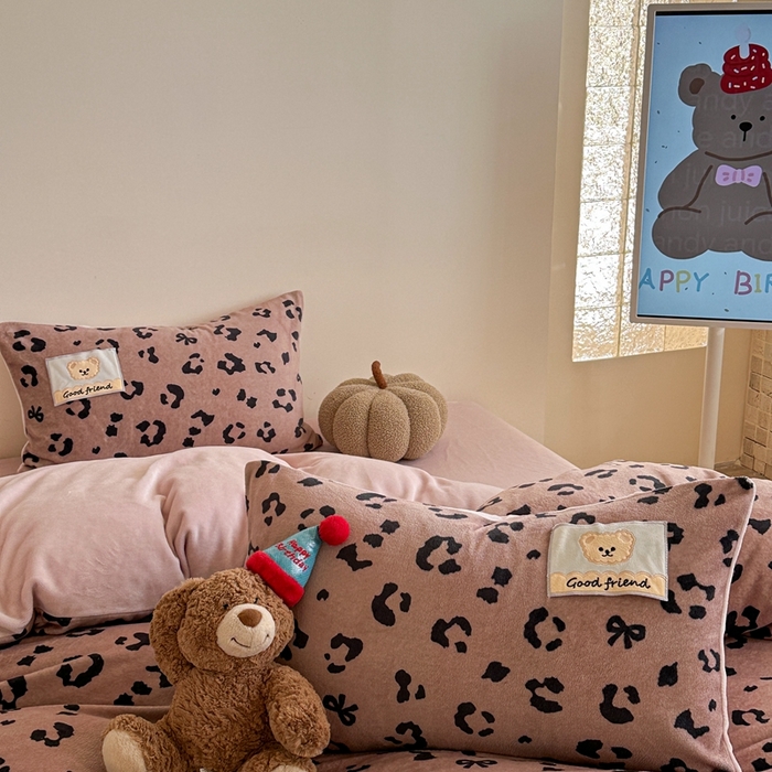 91家纺网 家纺一手货源 找家纺 蜜柚 2025新款高克重牛奶绒数码印花贴布绣玩偶设计四件套 豹纹熊 深咖粉