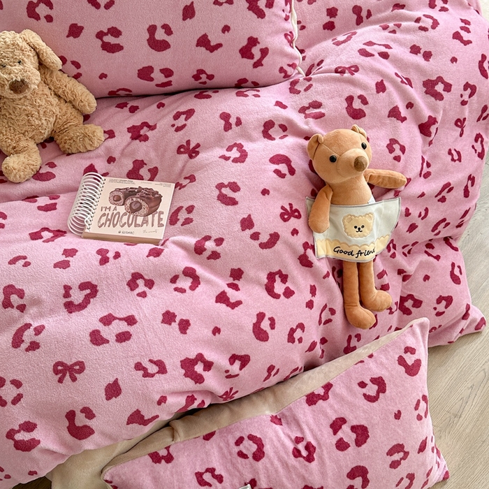 91家纺网 家纺一手货源 找家纺 蜜柚 2025新款高克重牛奶绒数码印花贴布绣玩偶设计四件套 豹纹熊 粉咖