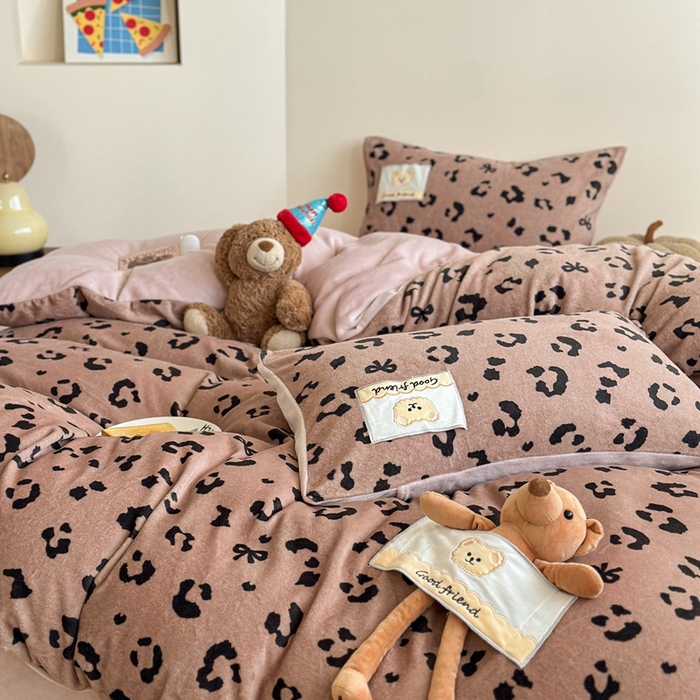 91家纺网 家纺一手货源 找家纺 蜜柚 2025新款高克重牛奶绒数码印花贴布绣玩偶设计四件套 豹纹熊 深咖粉