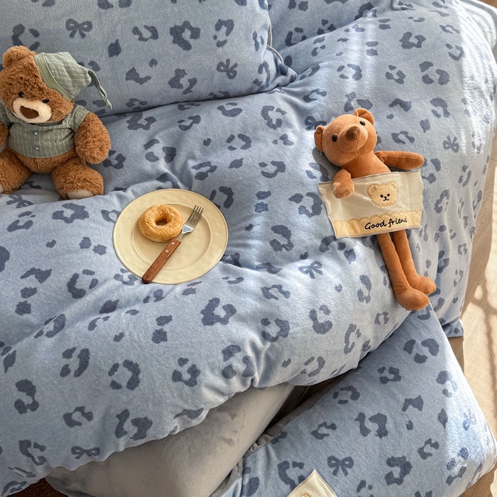 91家纺网 家纺一手货源 找家纺 蜜柚 2025新款高克重牛奶绒数码印花贴布绣玩偶设计四件套 豹纹熊 蓝灰