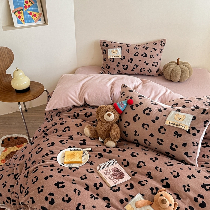 91家纺网 家纺一手货源 找家纺 蜜柚 2025新款高克重牛奶绒数码印花贴布绣玩偶设计四件套 豹纹熊 深咖粉