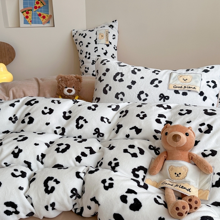 91家纺网 家纺一手货源 找家纺 蜜柚 2025新款高克重牛奶绒数码印花贴布绣玩偶设计四件套 豹纹熊 白咖