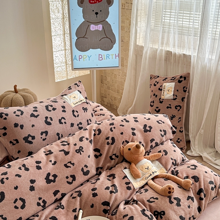 91家纺网 家纺一手货源 找家纺 蜜柚 2025新款高克重牛奶绒数码印花贴布绣玩偶设计四件套 豹纹熊 深咖粉