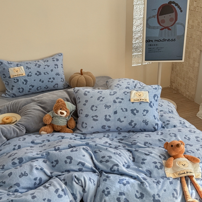 91家纺网 家纺一手货源 找家纺 蜜柚 2025新款高克重牛奶绒数码印花贴布绣玩偶设计四件套 豹纹熊 蓝灰