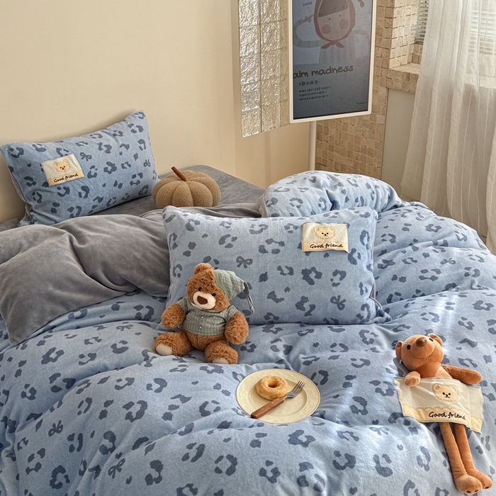 91家纺网 家纺一手货源 找家纺 蜜柚 2025新款高克重牛奶绒数码印花贴布绣玩偶设计四件套 豹纹熊 蓝灰