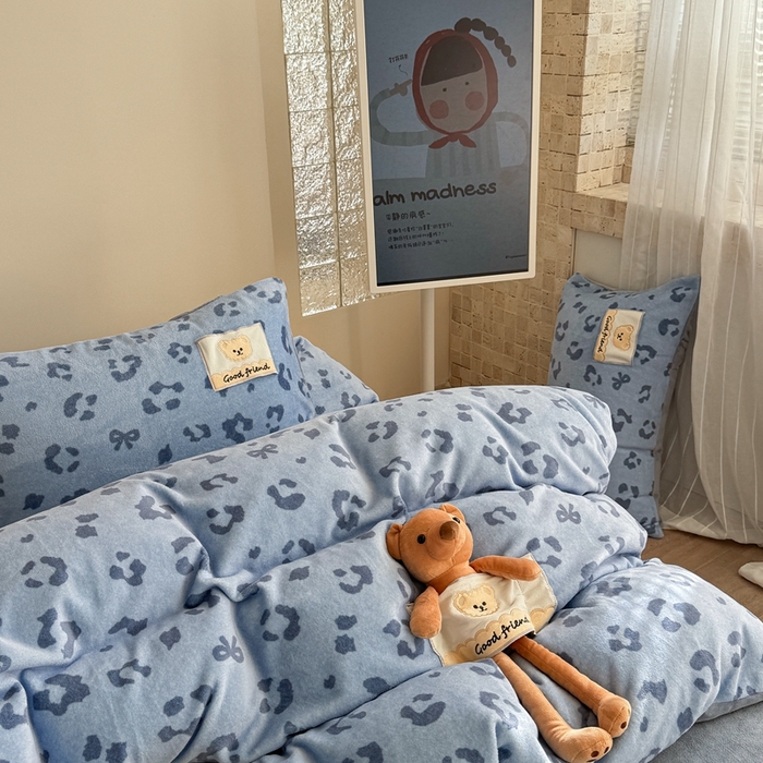 91家纺网 家纺一手货源 找家纺 蜜柚 2025新款高克重牛奶绒数码印花贴布绣玩偶设计四件套 豹纹熊 蓝灰