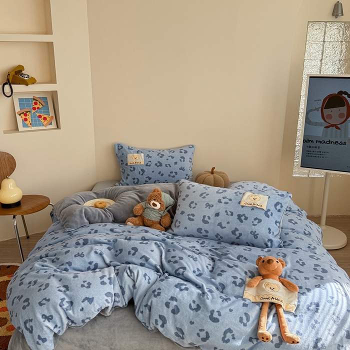 蜜柚 2025新款高克重牛奶绒数码印花贴布绣玩偶设计四件套 豹纹熊 蓝灰