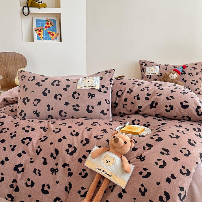 91家纺网 家纺一手货源 找家纺 蜜柚 2025新款高克重牛奶绒数码印花贴布绣玩偶设计四件套 豹纹熊 深咖粉