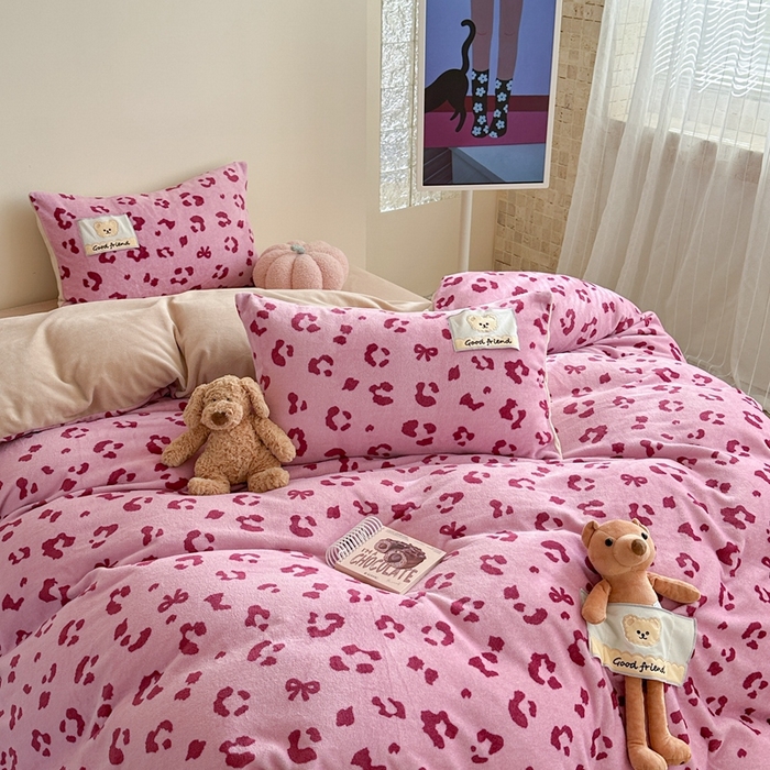 91家纺网 家纺一手货源 找家纺 蜜柚 2025新款高克重牛奶绒数码印花贴布绣玩偶设计四件套 豹纹熊 粉咖