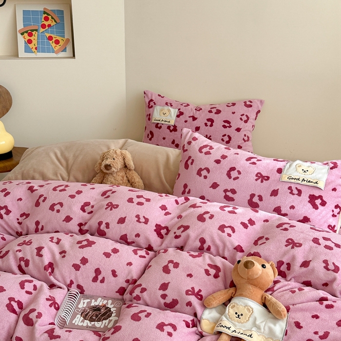 91家纺网 家纺一手货源 找家纺 蜜柚 2025新款高克重牛奶绒数码印花贴布绣玩偶设计四件套 豹纹熊 粉咖